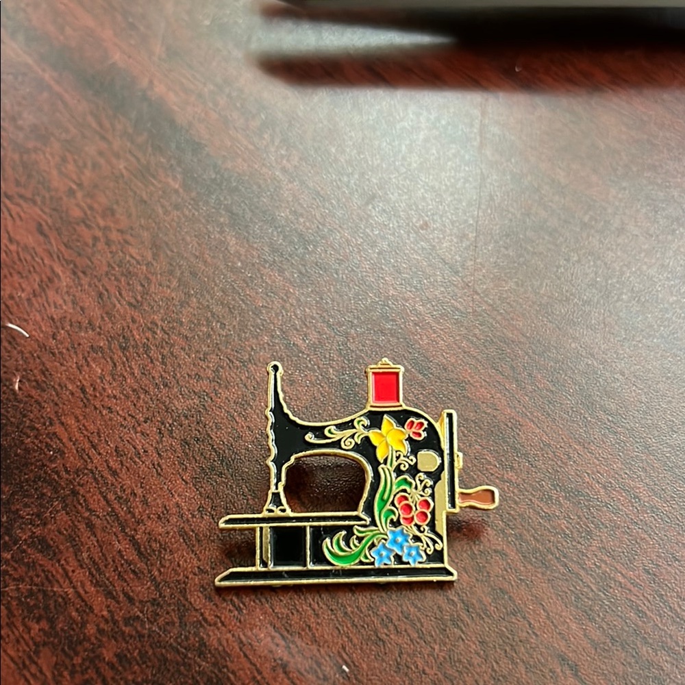 Vintage Sewing Machine Brooch Clotilde
